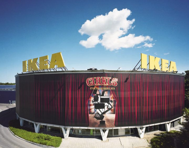outdoor-advertising-Ikea-circus-theme